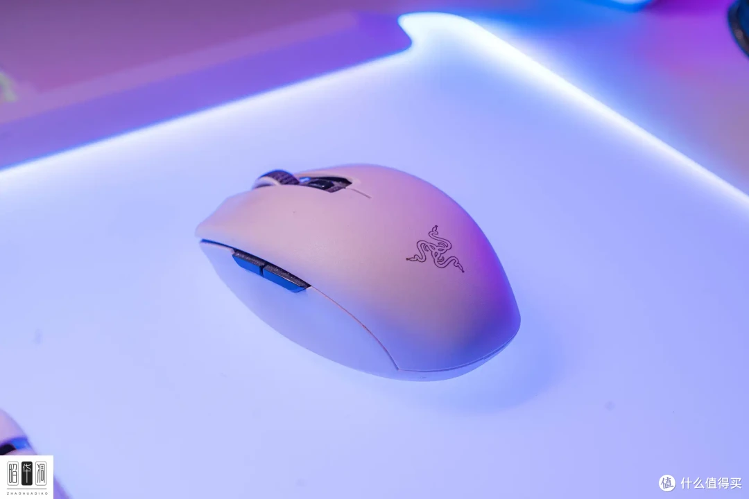 点亮桌搭 RGB,演绎赛博朋克风,用雷蛇幻彩增高架补全光效短板