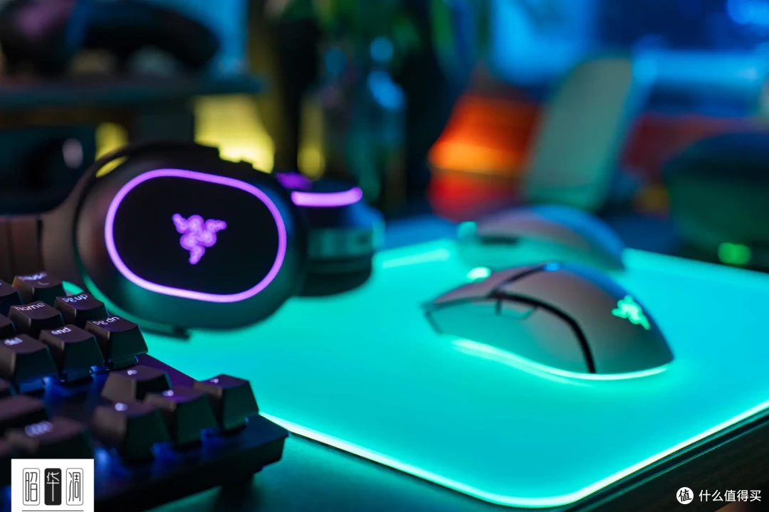 点亮桌搭 RGB,演绎赛博朋克风,用雷蛇幻彩增高架补全光效短板