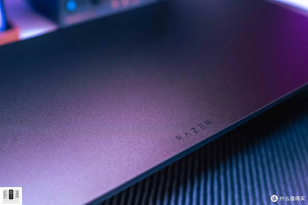 点亮桌搭 RGB,演绎赛博朋克风,用雷蛇幻彩增高架补全光效短板
