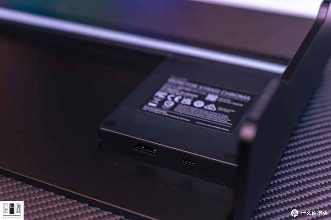 点亮桌搭 RGB,演绎赛博朋克风,用雷蛇幻彩增高架补全光效短板