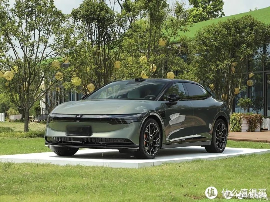 极氪007GT：颜值与实力并存，这车简直“开挂”了