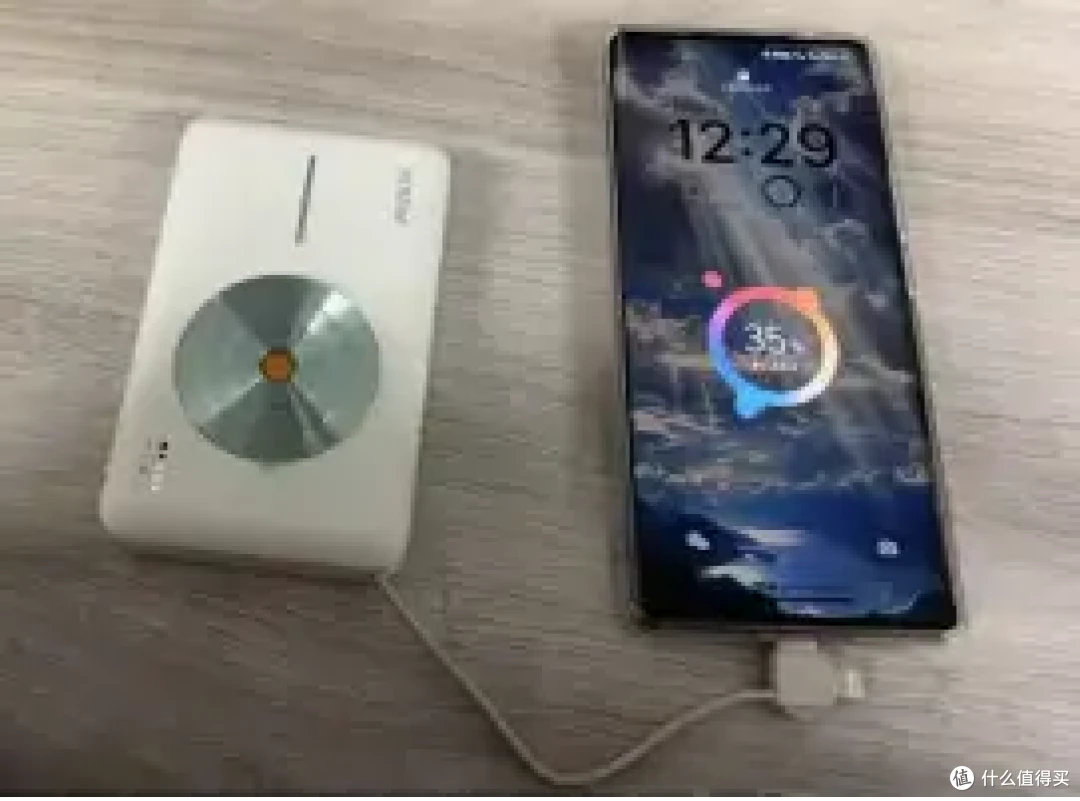 西圣PB无线充电宝:时尚外观与实用优点的完美结合