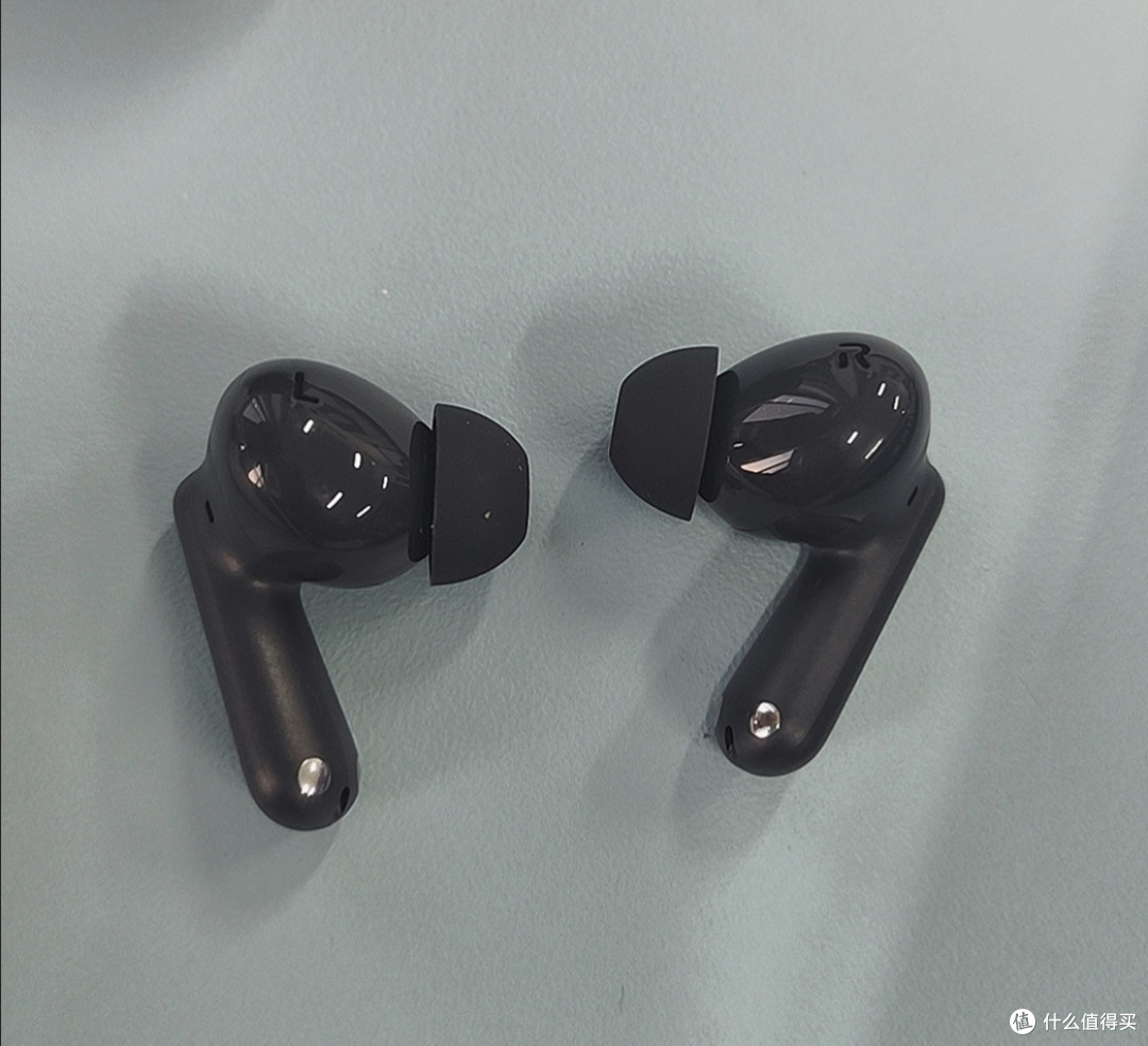 我喜欢用入耳式耳机。入耳式耳机我就选OPPO Enco Air4 Pro。