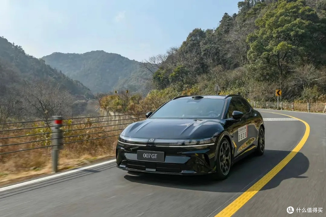 极氪 007 GT 全球首秀：高性能纯电轿车新标杆
