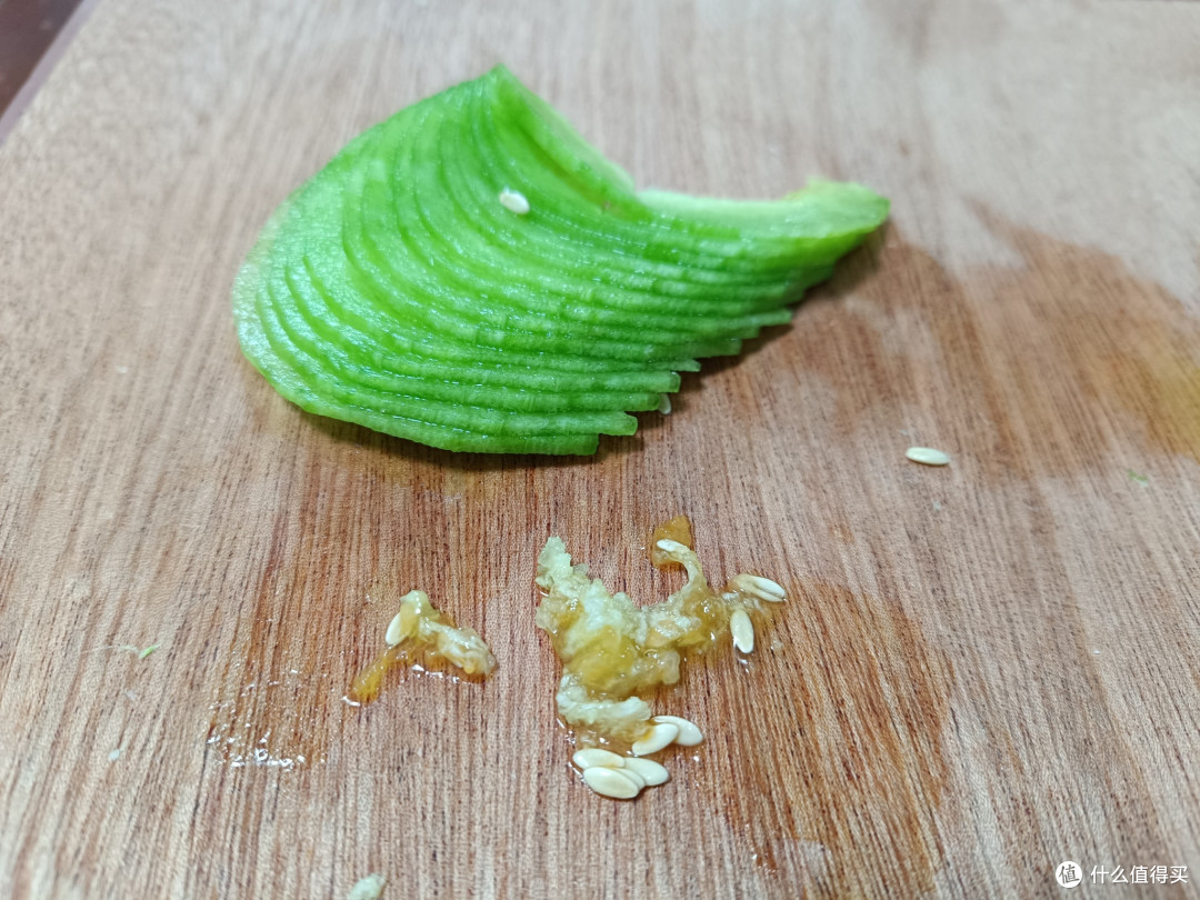 为什么有这么好的刀功?因为舍不得将羊角蜜瓜太快吃完呀