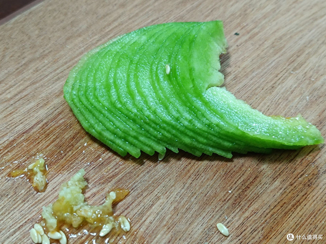 为什么有这么好的刀功?因为舍不得将羊角蜜瓜太快吃完呀