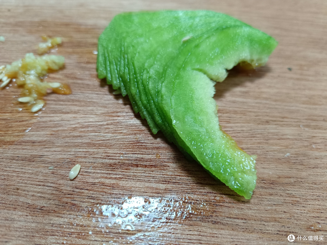 为什么有这么好的刀功?因为舍不得将羊角蜜瓜太快吃完呀