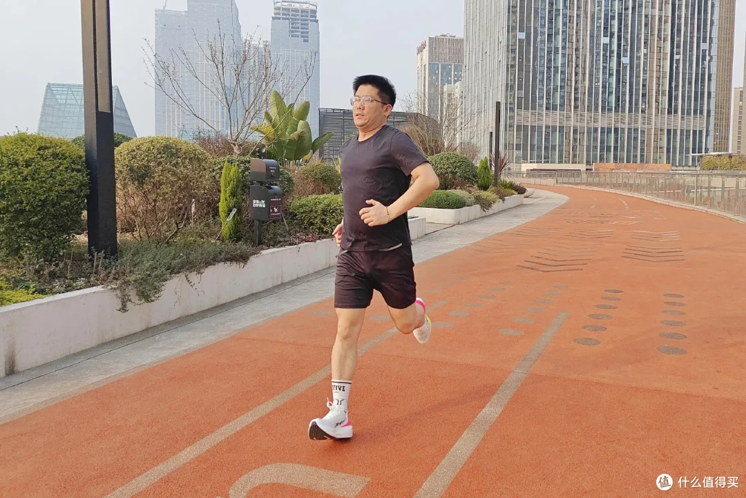 这款全掌碳板跑鞋,人人都穿得起!体验必迈驚碳Mix2.0