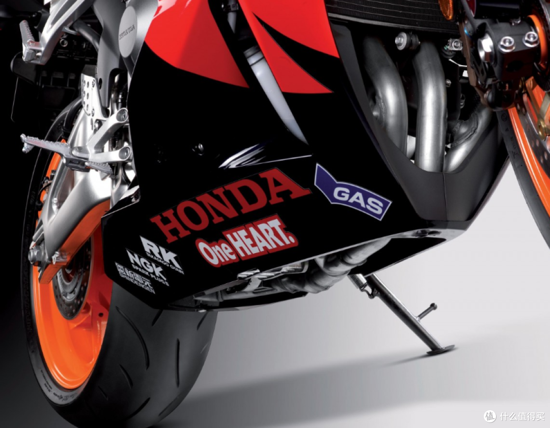 本田CBR600RR 599cc直列四缸发动机 中量级运动摩托车