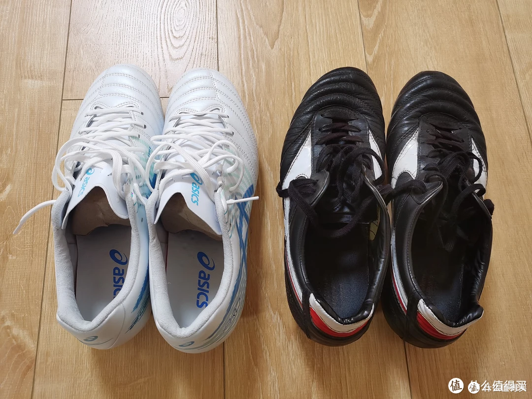 消费降级下的足球鞋选择:顶级跑鞋品牌对决顶级足球鞋品牌