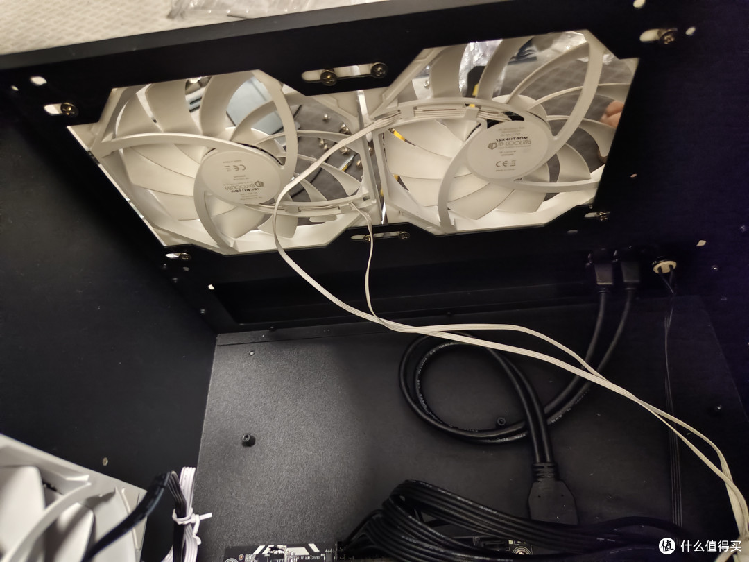 安装两个硬盘散热风扇，建议装主板之前安装，不然非常不好用力拧螺丝。风扇进风吹散热器。
