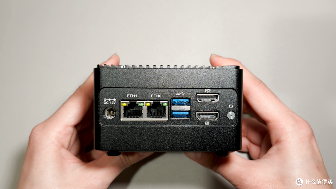 这 “口袋 NAS” 确实有点小，畅网微控 X86-P6 开箱体验