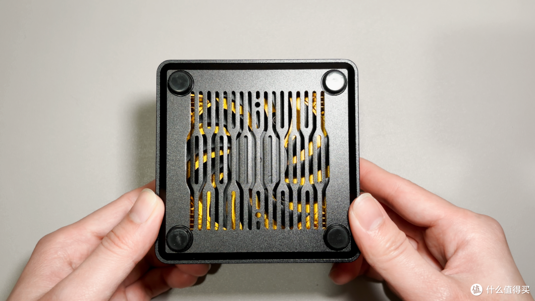 这 “口袋 NAS” 确实有点小，畅网微控 X86-P6 开箱体验