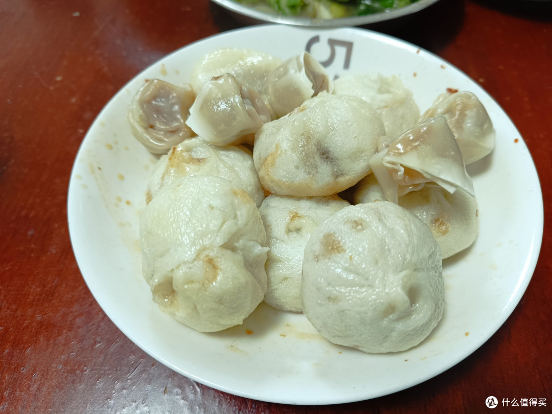 一口咬下,满是传统味道的小笼包——早中晚的实在美味