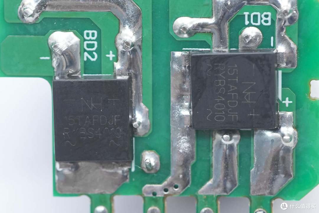 拆解报告:MOMAX摩米士70W 3C2A氮化镓旅行充电器UA8A