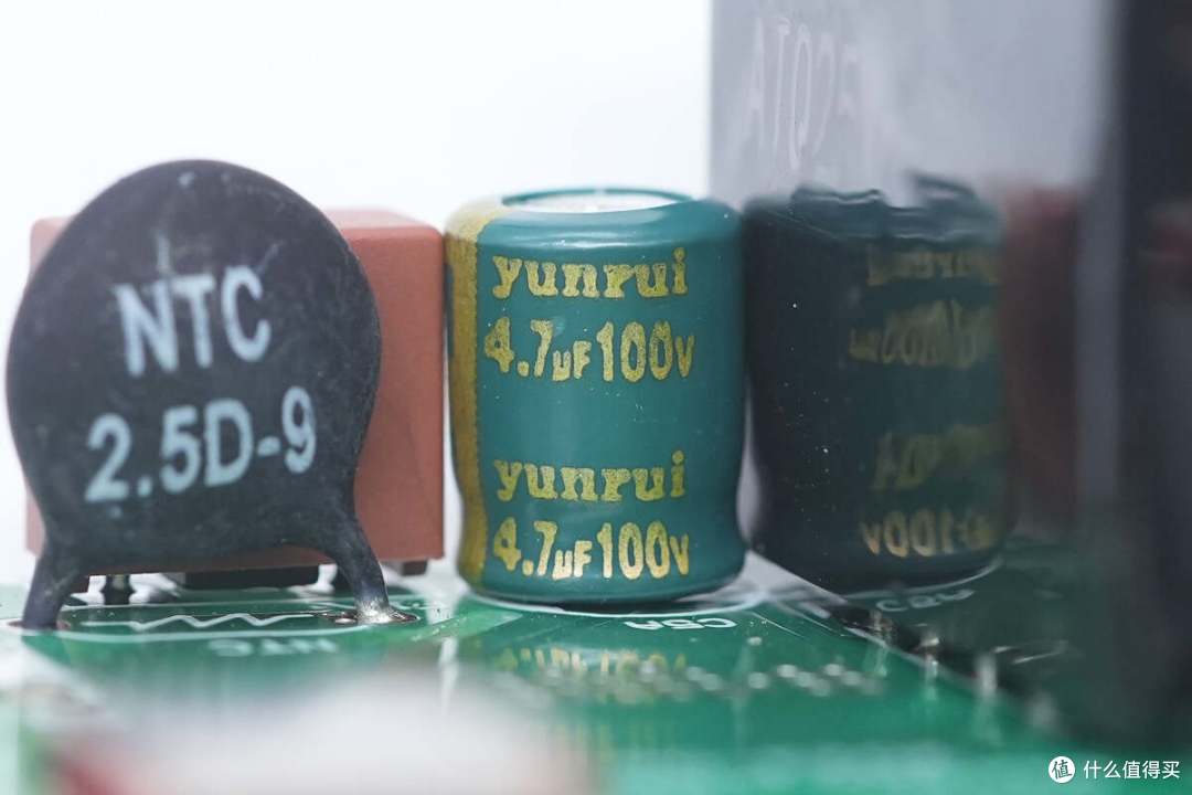 拆解报告:MOMAX摩米士70W 3C2A氮化镓旅行充电器UA8A