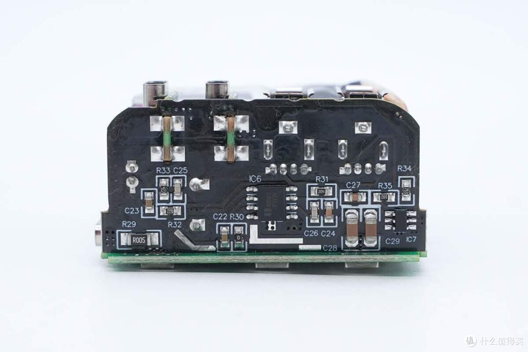 拆解报告:MOMAX摩米士70W 3C2A氮化镓旅行充电器UA8A