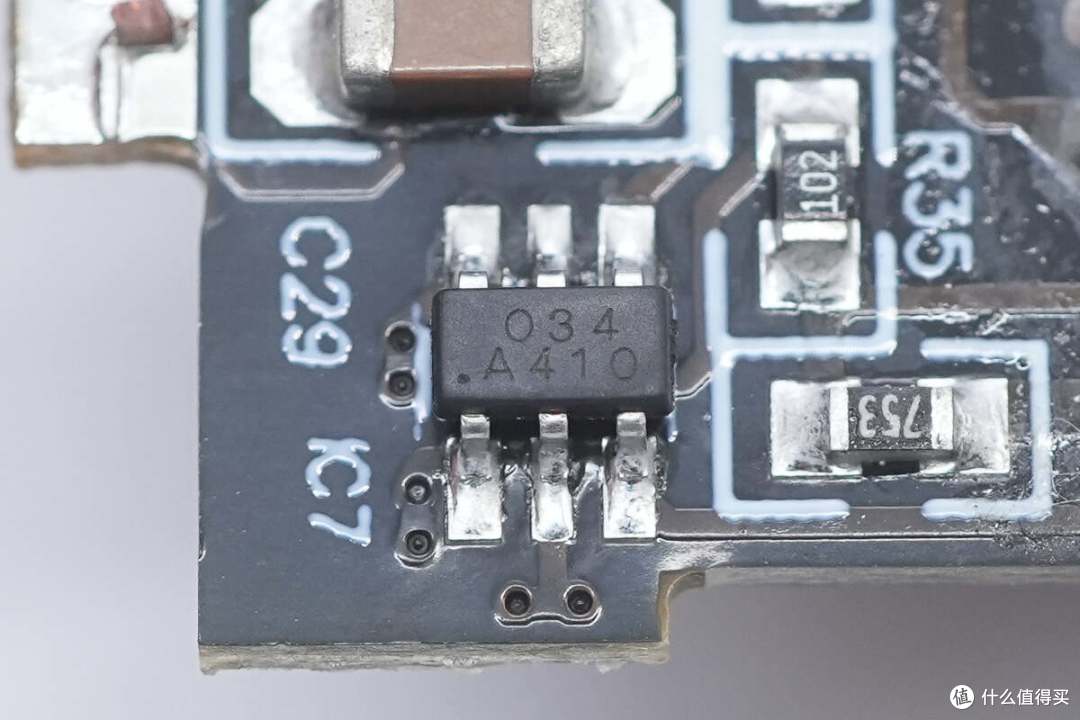 拆解报告:MOMAX摩米士70W 3C2A氮化镓旅行充电器UA8A