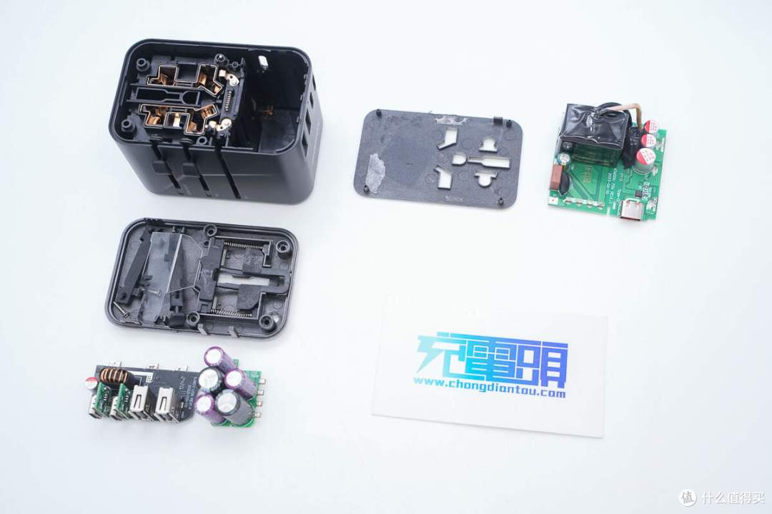 拆解报告:MOMAX摩米士70W 3C2A氮化镓旅行充电器UA8A