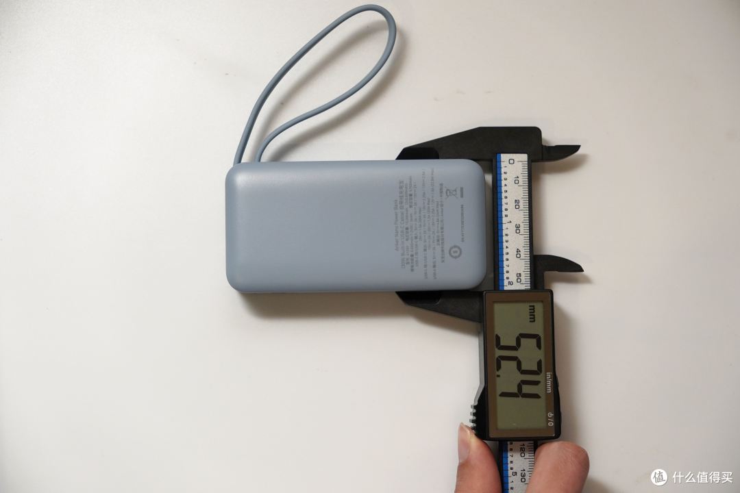 自购评测安克Nano30W自带线充电宝A1259 颜值与硅胶软线好评