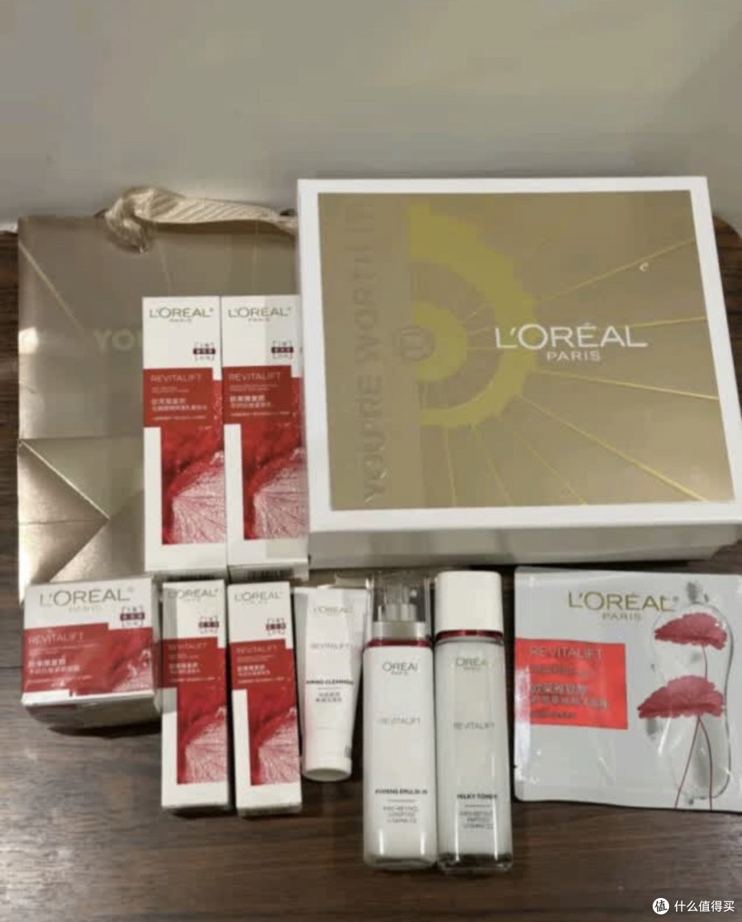 那个女孩没有套欧莱雅复颜水乳抗皱紧致补水保湿护肤品化妆品