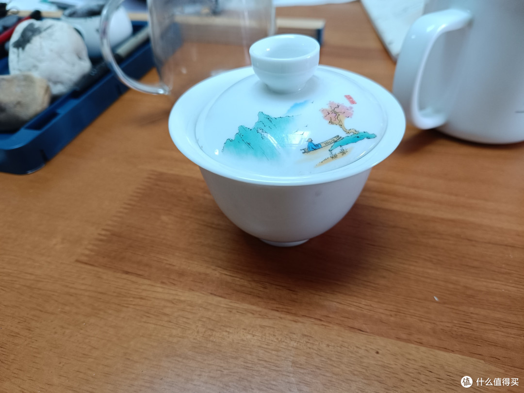 桌面上摆放着拼多多10.8元买到的白瓷盖碗