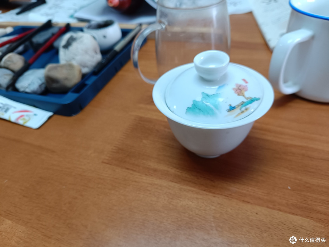 桌面上摆放着拼多多10.8元买到的白瓷盖碗