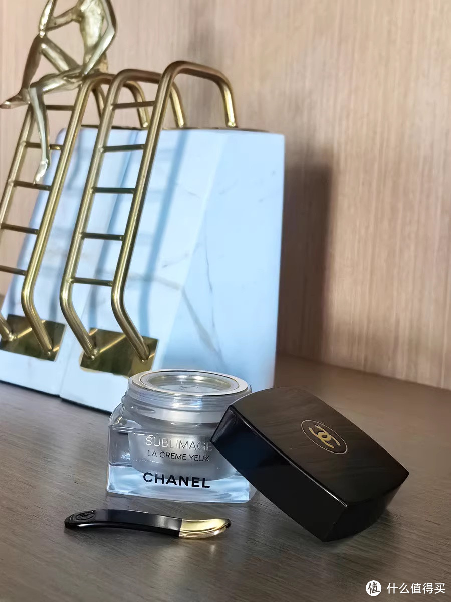 CHANEL 香奈儿奢华精萃赋活眼霜：重焕双眸紧致眼周的秘密  