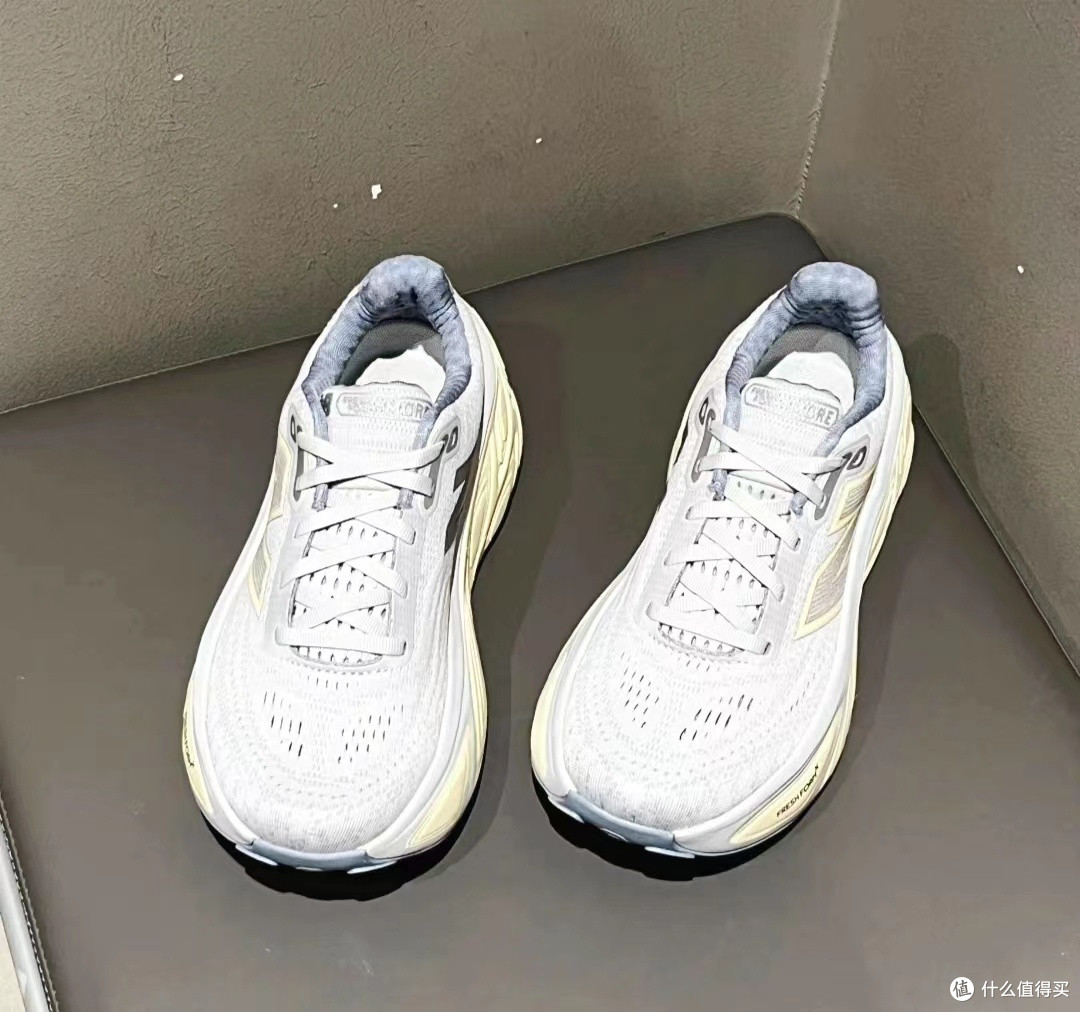 🏃♀ New Balance More V5:女性跑者,舒适之选 🏃♀