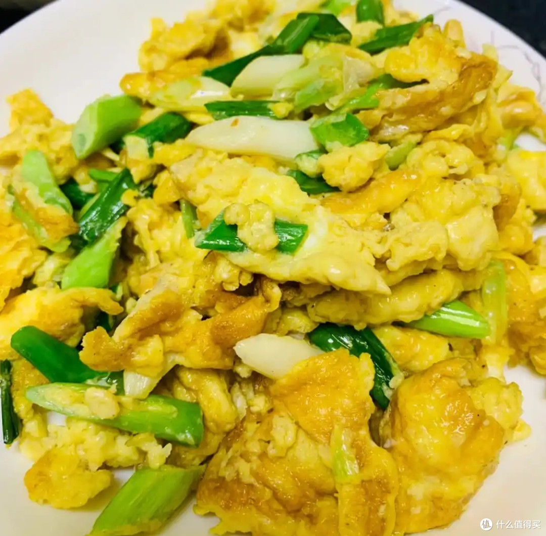 快速美味:大葱炒鸡蛋,下后轻松享用的营养餐