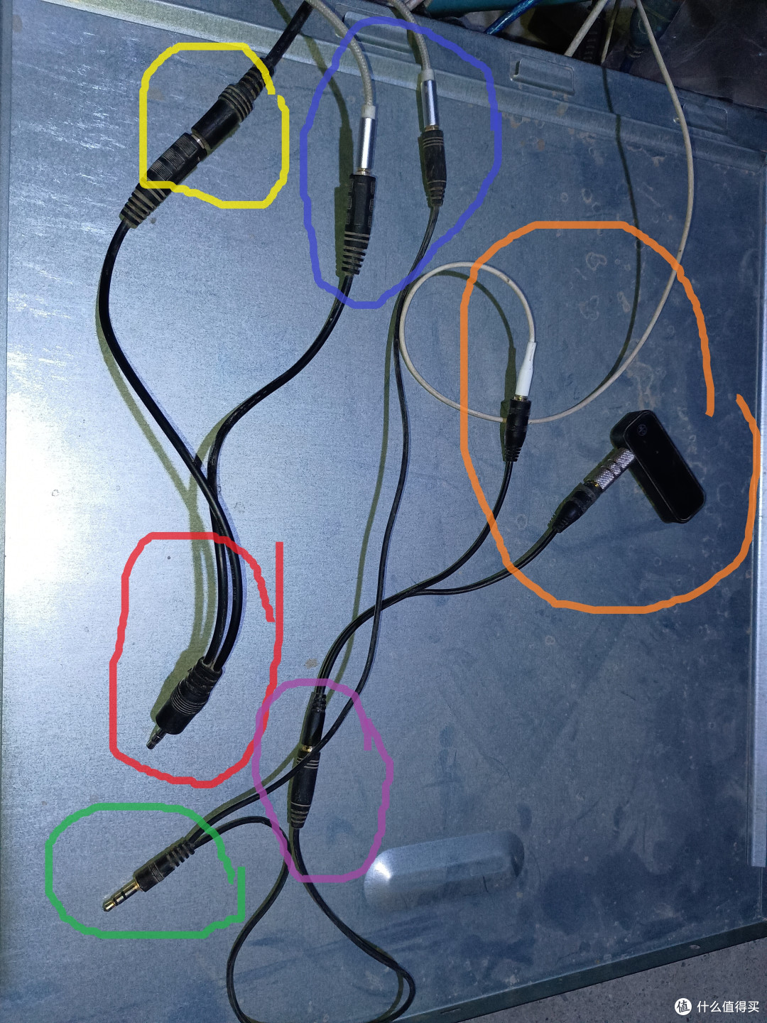 三通后面接三通的骚操作：红圈三通公头接声卡，分别通黑色音箱线（黄圈）和一根公对公的银色延长线，延长线另一头再接一个三通母头（篮圈），通过第二个三通公头（绿圈）把信号传输到另一个母头再接第三个三通（紫）