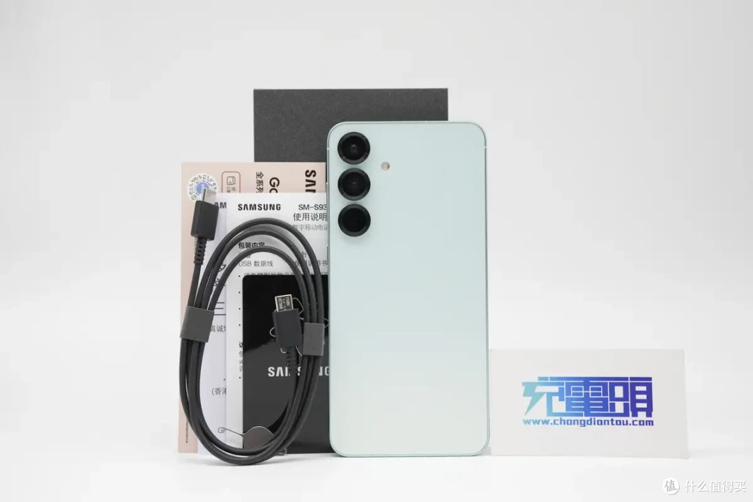 中端机皇?4900mAh+45W 有线快充,三星 S25 +手机充电评测