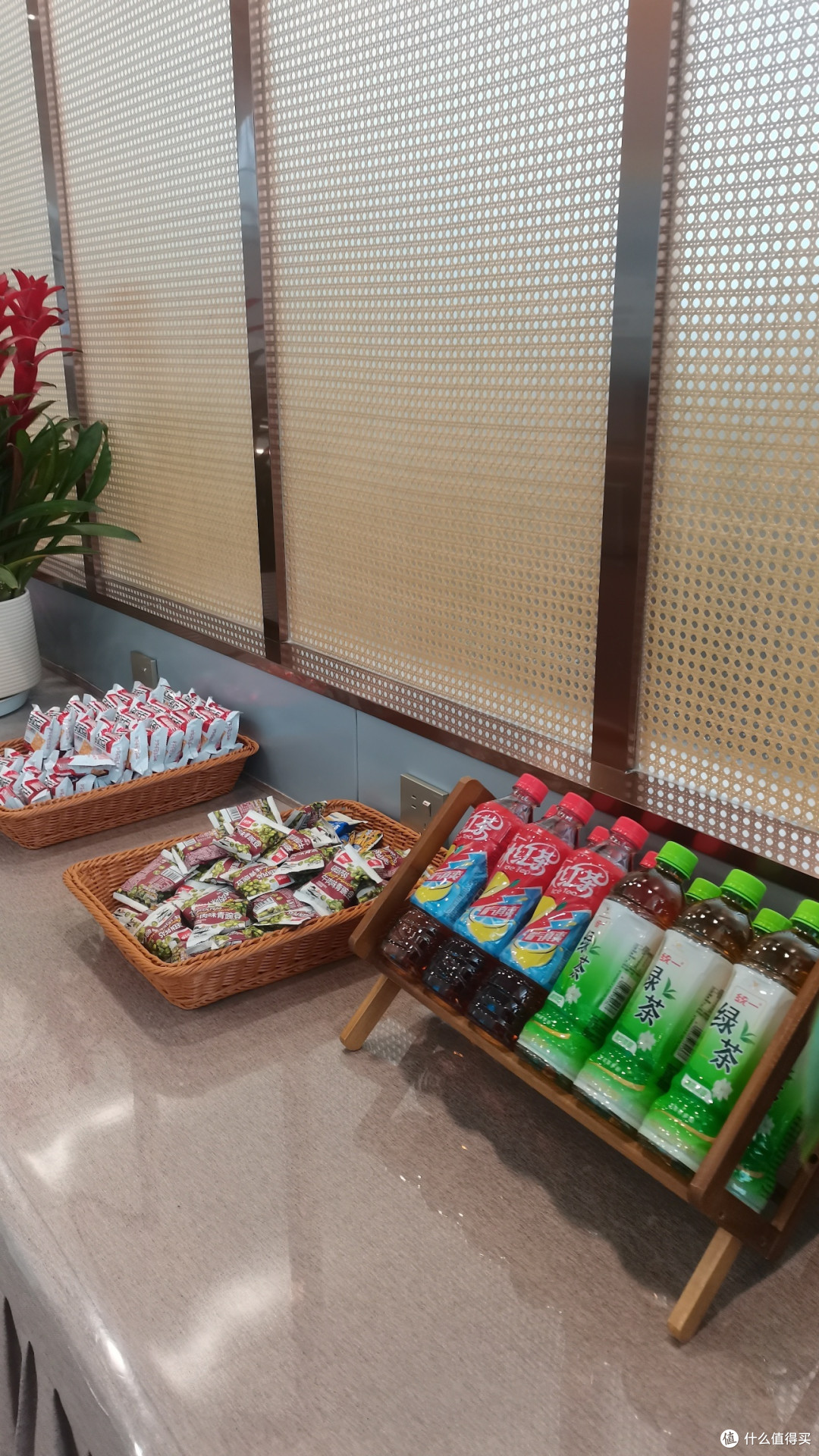 武汉机场T2 V16休息室探秘：视野好，餐食嘛，下次再战！