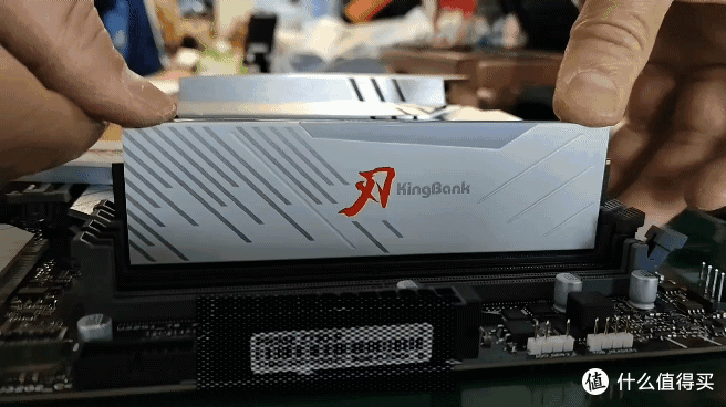 颜值性能双提升:KingBank 白刃 DDR5 6400Hz 灯条深度测评