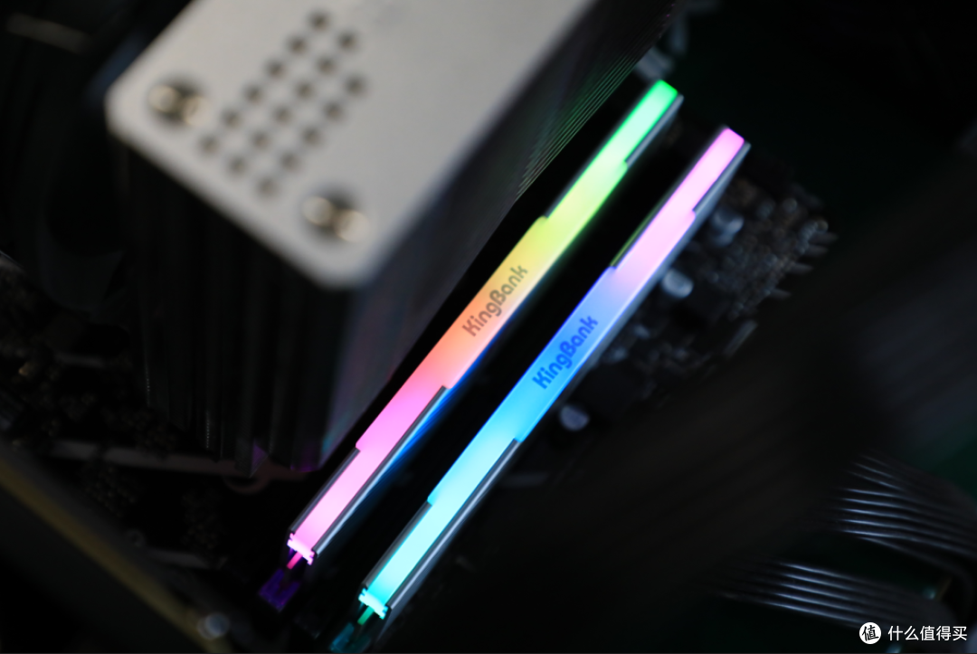 颜值性能双提升:KingBank 白刃 DDR5 6400Hz 灯条深度测评