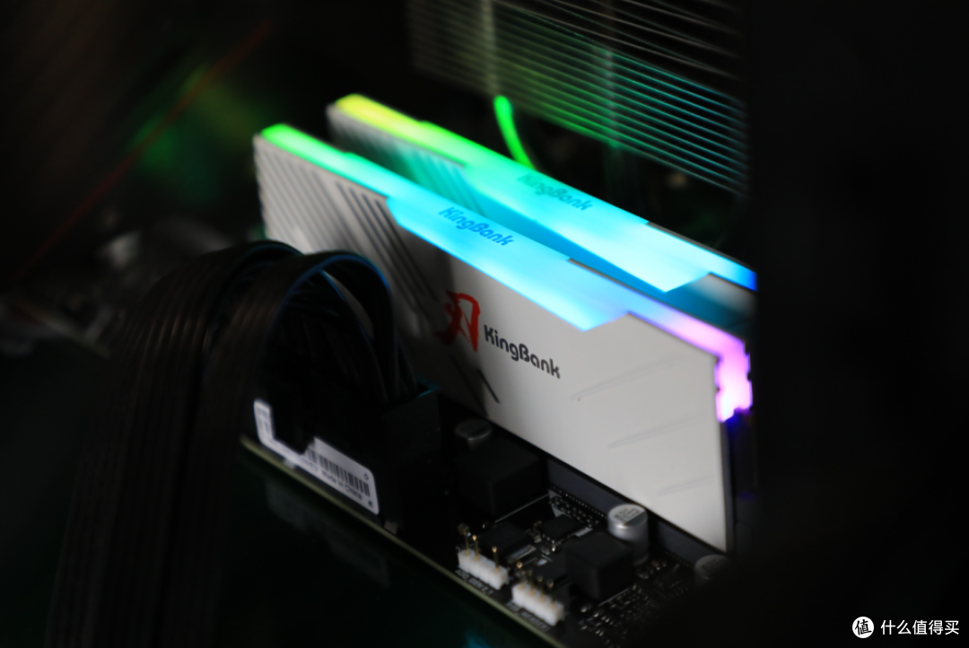 颜值性能双提升:KingBank 白刃 DDR5 6400Hz 灯条深度测评