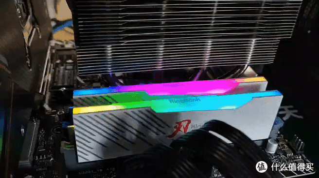 颜值性能双提升:KingBank 白刃 DDR5 6400Hz 灯条深度测评