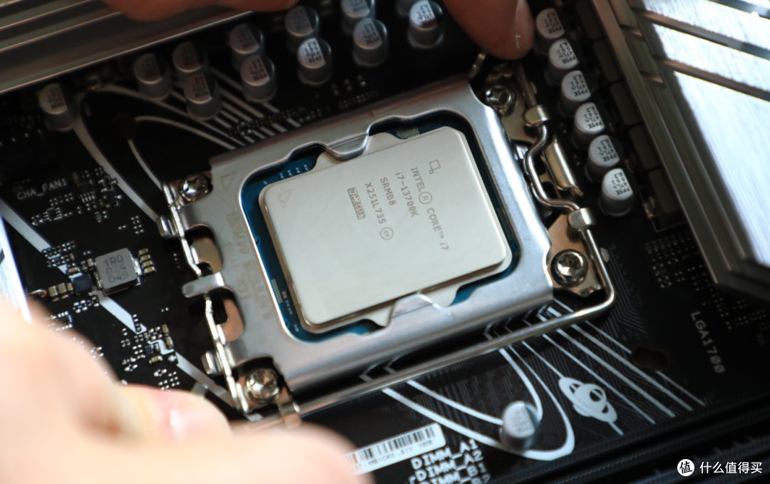颜值性能双提升:KingBank 白刃 DDR5 6400Hz 灯条深度测评
