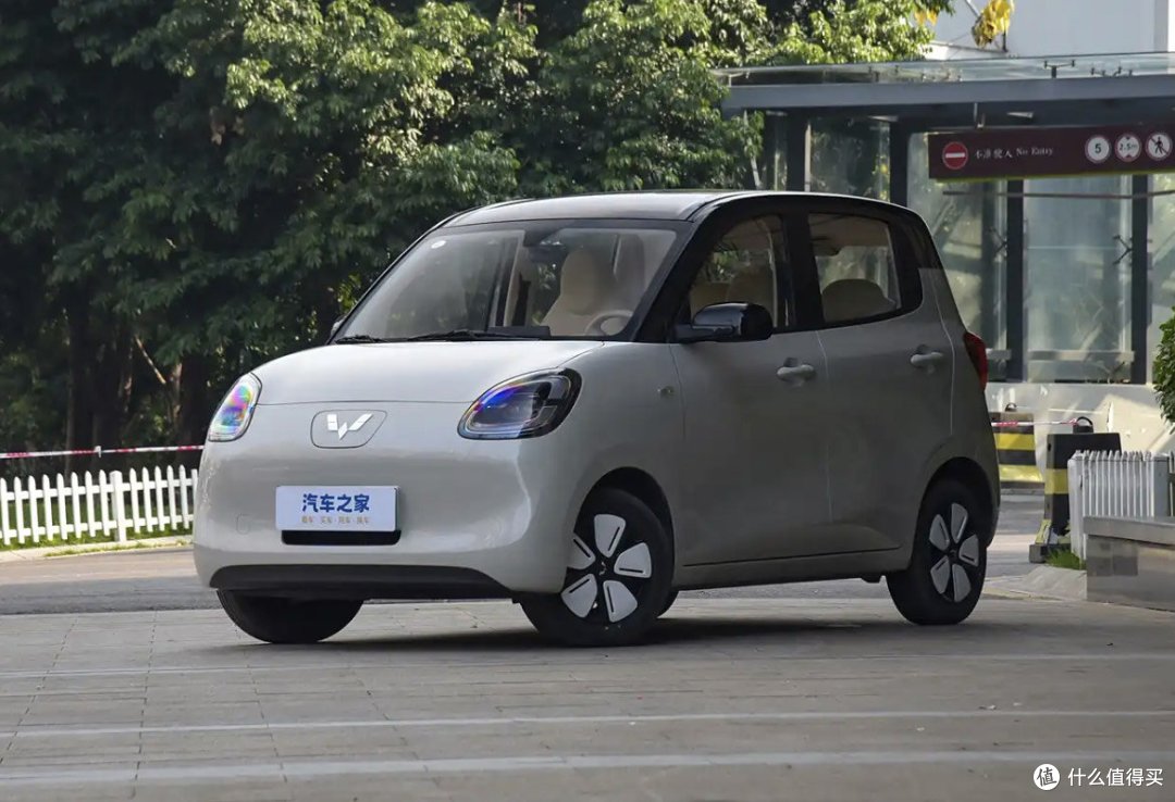 在城市上班就选五菱宏光MINIEV 四门电车，经济又实惠。
