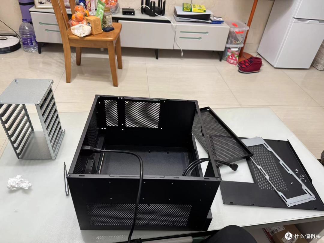 这就是大概拆完的样子，左边是硬盘架，中间是机箱本体，右边是侧板和风扇支架！