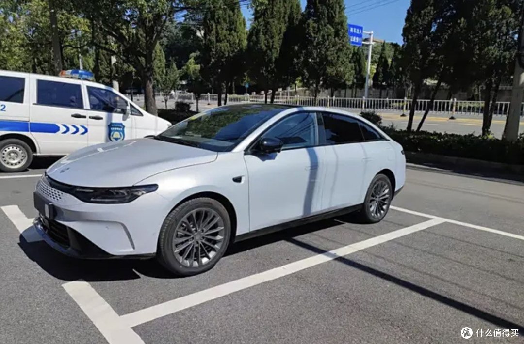 零跑 C01 是零跑汽车推出的一款大型纯电动轿车,超有性价比。