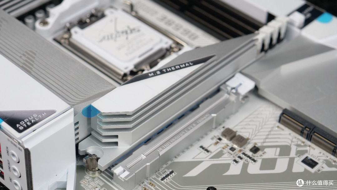 颜值天花板:技嘉B650E AORUS STEALTH ICE冰雕背插主板评测