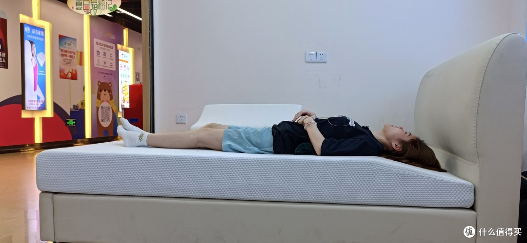 假冒护脊床垫的危害大。可以这样辨别真假护脊床垫