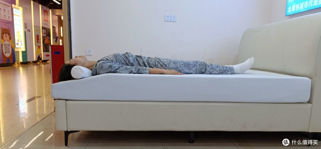 假冒护脊床垫的危害大。可以这样辨别真假护脊床垫