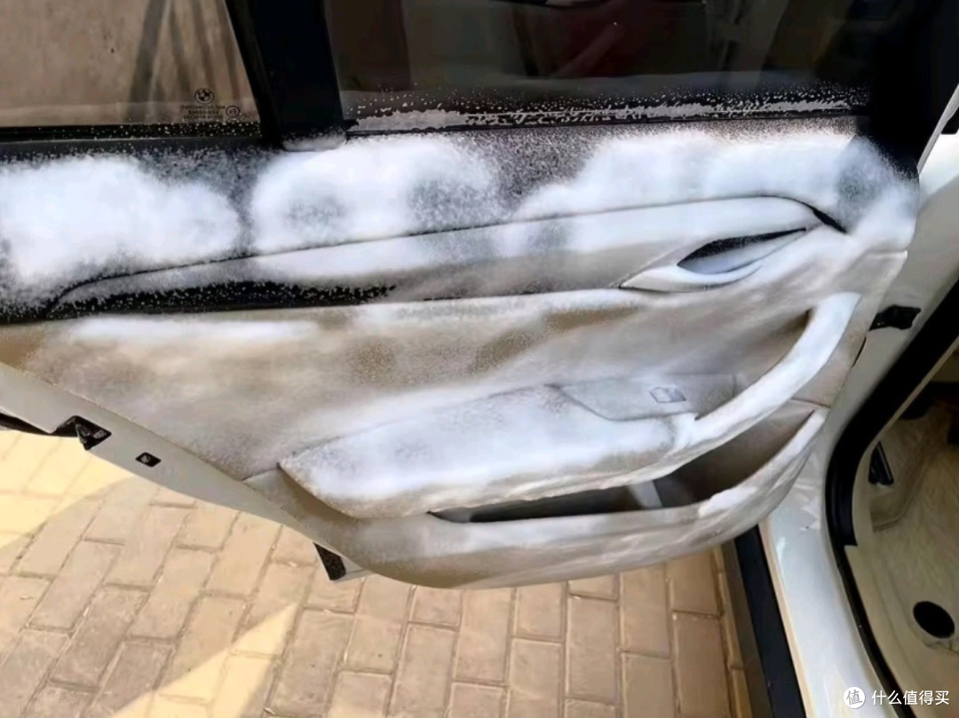 格莱贝美汽车多功能泡沫清洁剂：重塑内饰光华的魔法之旅