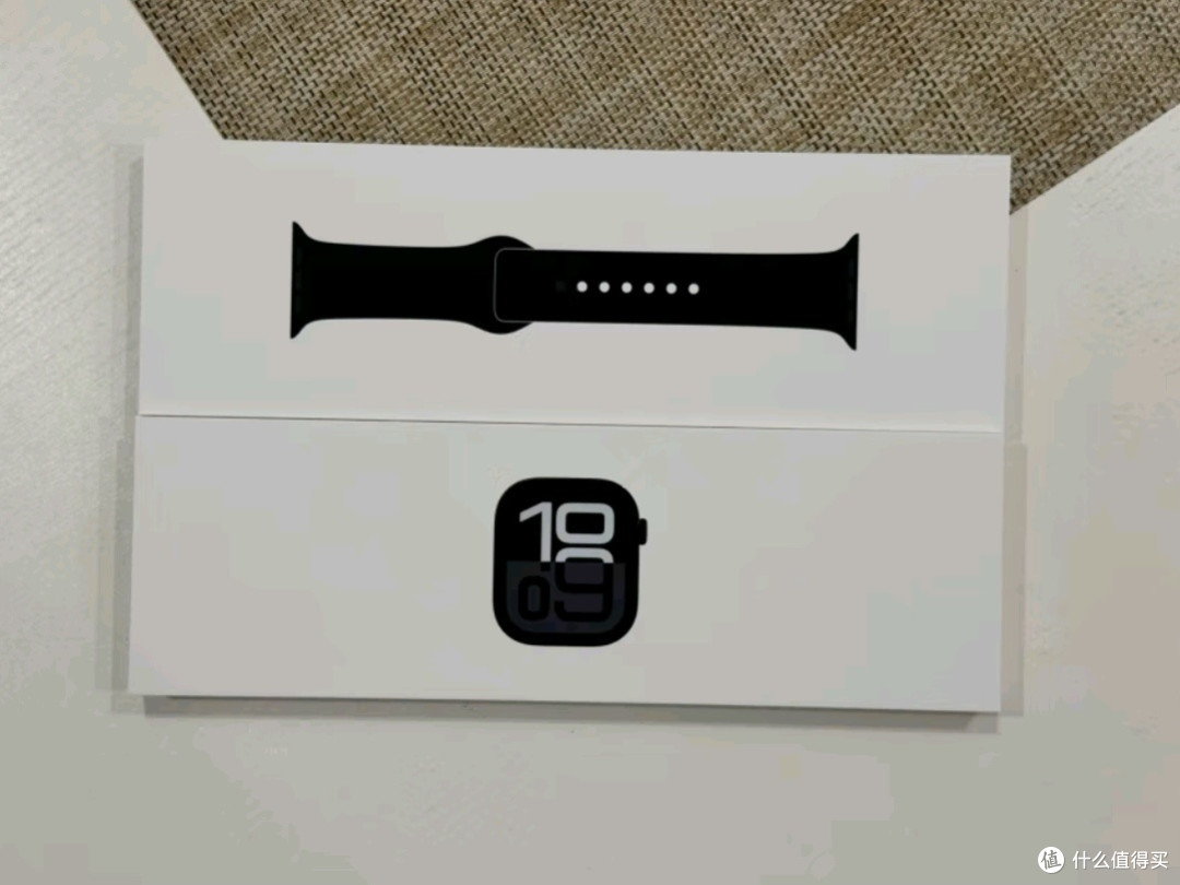 Apple Watch Series 10:亮黑色铝金属表壳与黑色运动型表带