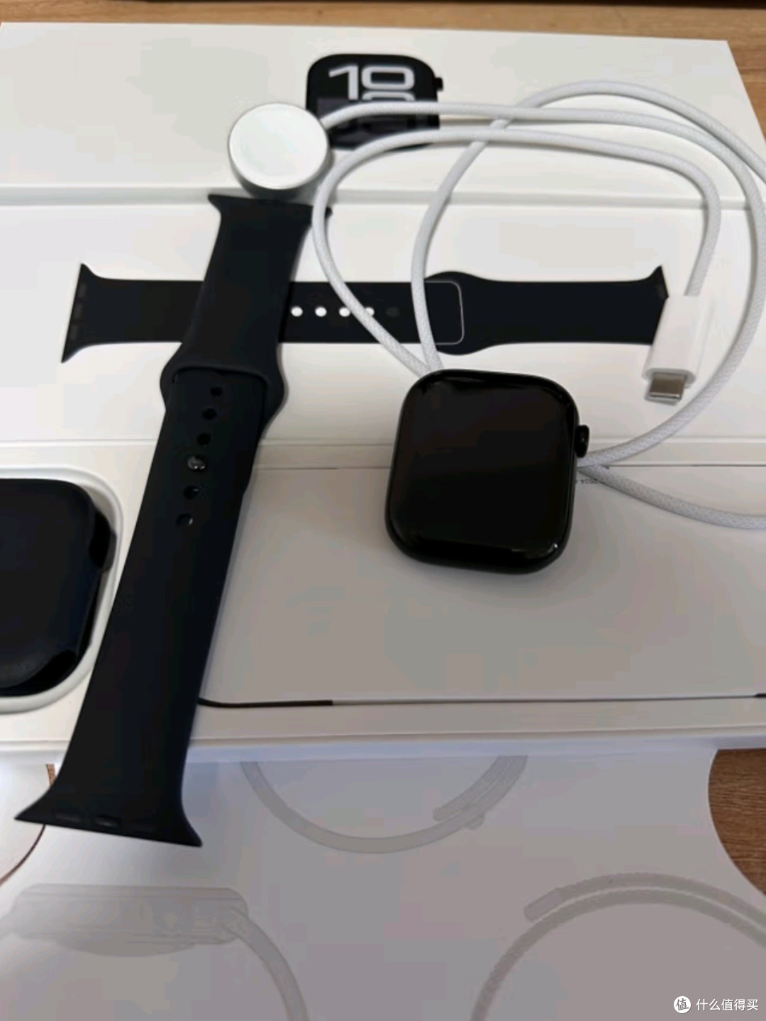 Apple Watch Series 10:亮黑色铝金属表壳与黑色运动型表带
