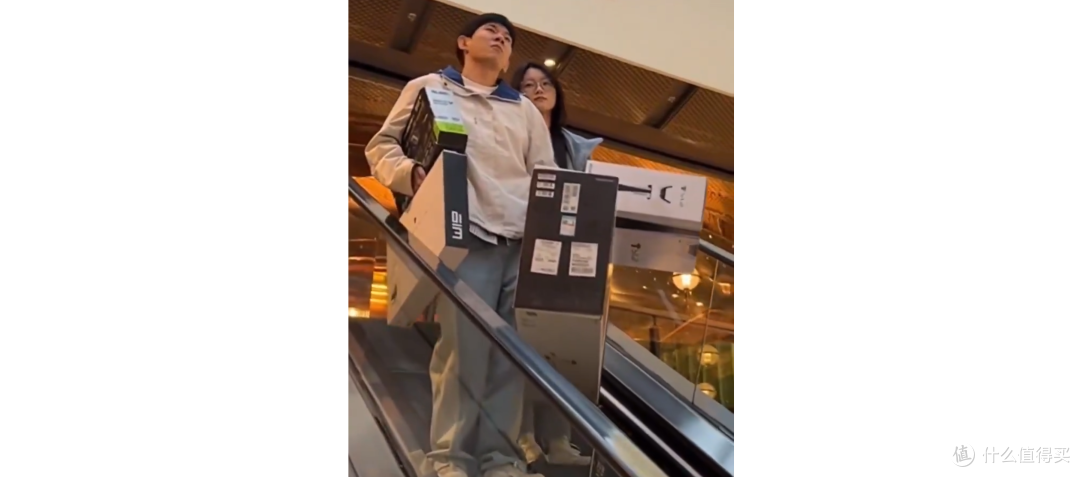 又见妹子送男生PC主机,也不知道这海景房够不够打动男生