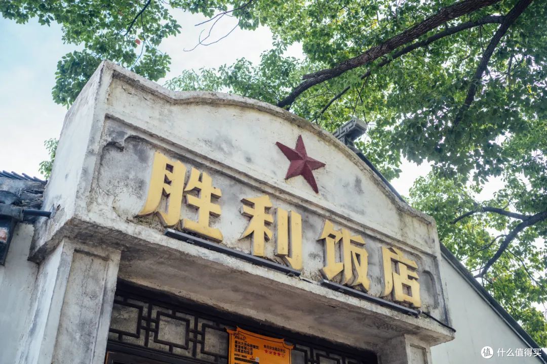 一座靠海的宝藏小城，有绝美的日出，还是「顶流作家」的灵感源泉