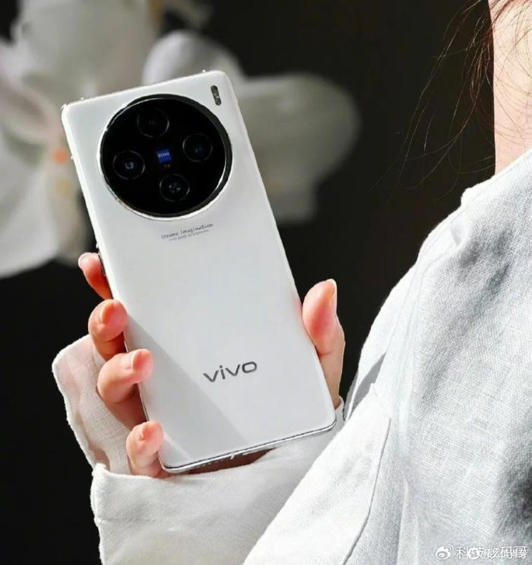 Vivo完全“妥协”了,跑分230万+超级长焦+100W快充,售价亲民!